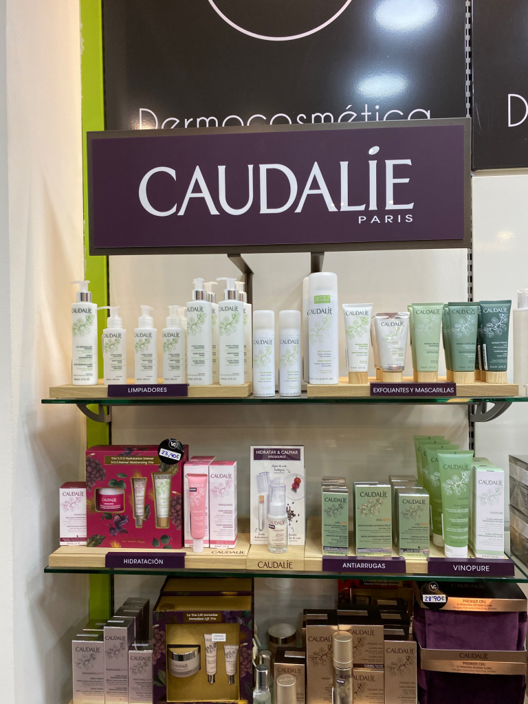 Mobiliario comercial para Caudalie lineal Farmacia